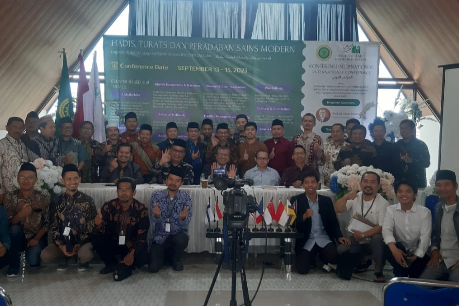 HADIRI KONFERENSI INTERNASIONAL ASILHA DI GARUT PRODI ILMU HADIS IAIN MADURA JADI PRESENTER